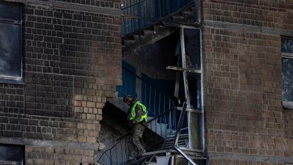 Un policier descend les escaliers à la recherche de pièces de drone qui n’ont pas explosé à la suite d’une frappe de drone à Kiev, le 1er octobre 2026. (Image d’illustration)