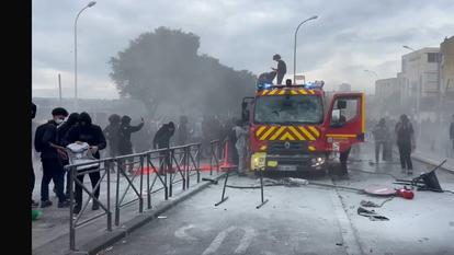 Le camion incendié a complètement pris feu.