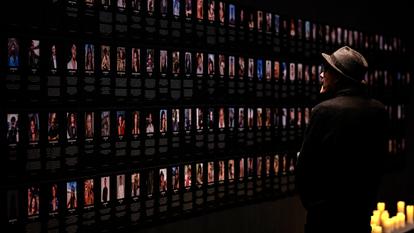 Un visiteur regarde des photographies de victimes ayant participé au rassemblement «Supernova Sukkot» en Israël, lors de l’exposition consacrée à cet événement à Berlin, le 7 octobre 2025, jour du deuxième anniversaire de l’attaque du Hamas.