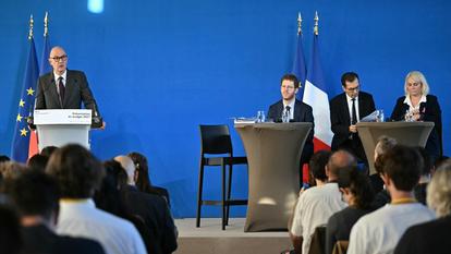 Roland Lescure lors de la présentation du projet de budget, ce jeudi, à Bercy, aux côtés de ses collègues David Amiel, Jean-Pierre Farandou et Stéphanie Rist.
