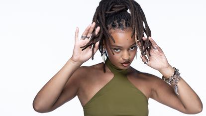 Camille Yembe fait peu à peu sa place en travaillant avec des personnalités de l’industrie musicale comme Eva Queen, Tiakola, Damso ou encore Gandhi.