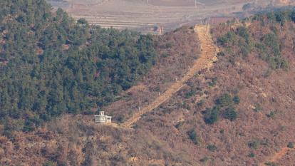 Une vue montre le poste de garde de la Corée du Nord au sud de la zone démilitarisée (DMZ), à Gimpo, le 29 novembre 2024.