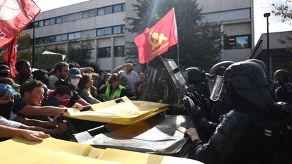 Des lycéens font face aux forces de l’ordre dans le département de la Seine-Saint-Denis, à Saint-Denis, près de Paris, le 1er octobre 2026.