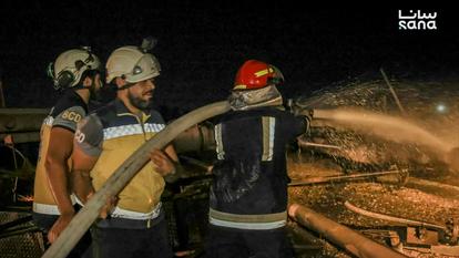 Cette photo, diffusée par l’agence de presse officielle syrienne SANA le 30 septembre 2026, montre des équipes de la Défense civile syrienne à l’œuvre pour refroidir l’incendie sur le site de l’explosion d’un gazoduc à la centrale thermique de Tichrine.