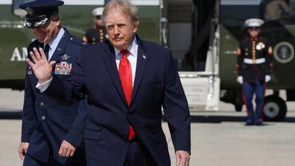 Le président américain Donald Trump marche pour monter à bord de l’Air Force One, alors qu’il se rend au Texas et en Oklahoma, à la base conjointe Andrews, Maryland, États-Unis, le 1er octobre 2026.
