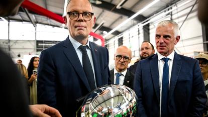 Édouard Philippe auprès des sapeurs-pompiers du salon Mondial Secours et Protection, à La Roche-sur-Foron (Haute-Savoie), le 1er octobre 2026.