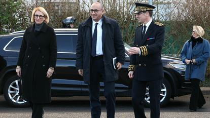 De gauche à droite, la ministre déléguée à l’Intérieur Marie-Pierre Vedrenne, le ministre de l’Intérieur Laurent Nuñez et le préfet du Val-d’Oise Philippe Court, à la gendarmerie de Domont, le 31 décembre 2025.