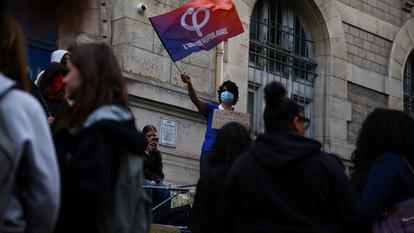 Un étudiant brandit un drapeau de LFI devant le lycée Voltaire à Paris, le 2 octobre 2026.