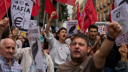 Des militants manifestent près du Parlement espagnol pour réclamer des lois plus strictes visant à protéger les locataires à Madrid (Espagne), le vendredi 2 octobre 2026.
