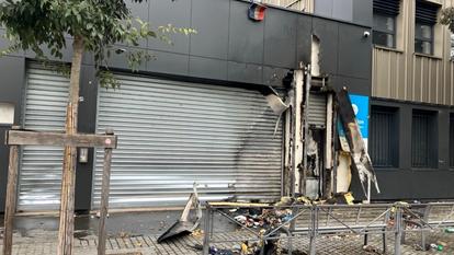 La façade brûlée du lycée Lumière dans le 8e arrondissement de Lyon.