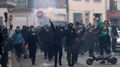Des lycéens français masqués près du lycée Deodat-de-Severac à Toulouse.