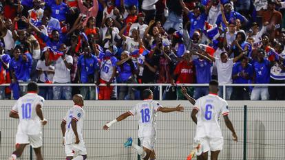 l’attaquant haïtien n°18 Wilson Isidor célèbre le deuxième but de son équipe lors du match de la Ligue des nations de la Concacaf opposant la République dominicaine à Haïti, le 1er octobre 2026.