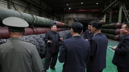 Le dirigeant nord-coréen Kim Jong-un donne des directives concernant des projets du secteur de l’industrie de la défense en Corée du Nord, sur cette photo publiée par l’agence de presse officielle nord-coréenne KCNA, le 19 septembre 2026.