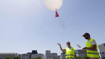 Les chercheurs du CNRM et Météo-France lâchent un ballon-sonde dans l’atmosphère à Paris.