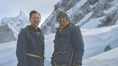 Tom Hiddleston et Genden Phuntsok redonnent vie à l’explorateur neo-zélandais Edmund Hillary et son guide Tenzing Norgay, premiers hommes à avoir atteint le sommet de l’Everest en 1953.
