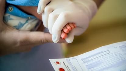 Le dépistage néonatal permet, à partir d’une simple goutte de sang prélevé sur le nourrisson quelques heures après sa naissance, de dépister des maladies graves, mais traitables si elles sont prises à temps.