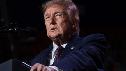 Donald Trump prend la parole lors d’un rassemblement, avant les élections de mi-mandat, au Mitchell Center de l’Université de South Alabama à Mobile, Alabama, États-Unis, le 2 octobre 2026.