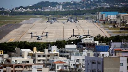 Des aéronefs MV-22 Osprey du Corps des Marines des États-Unis sont vus à la base aérienne Futenma du Corps des Marines des États-Unis à Ginowan, sur l’île la plus au sud du Japon, Okinawa, le 24 mars 2018.