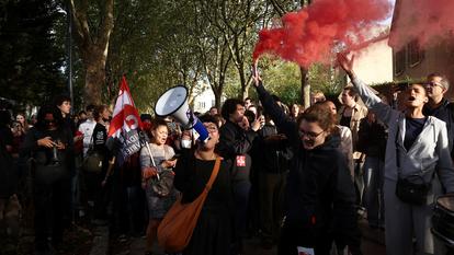 Des étudiants de l’école secondaire et de l’université françaises se rassemblent devant le Lycée Frédéric Bartholdi lors d’une manifestation pour demander l’embauche de professeurs remplaçants, des ressources accrues et de meilleures conditions d’apprentissage