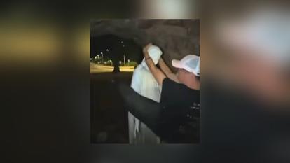 Un des profanateurs supposé lors d’un acte obscène publié sur les réseaux sociaux.