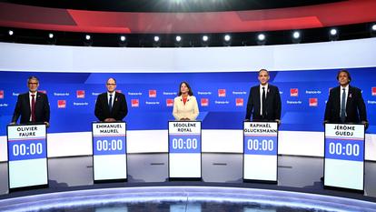 Les cinq candidats à la primaire socialiste avant le début d’un débat retransmis sur France 2 et France Inter, le 1er octobre 2026.