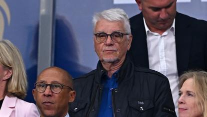 Aime Jacquet dans les tribunes du Stade de France pour voir les débuts de son ancien n°10 chez les Bleus.