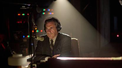 Jon Hamm dans le rôle du journaliste de radio Fred Heckman dans American Hostage sur HBO Max.