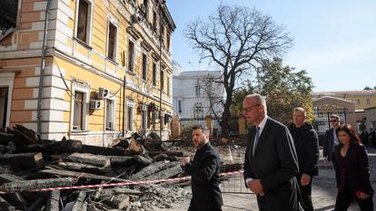 Dimanche, le chancelier allemand, Friedrich Merz (à droite), s’est rendu au côté de Volodymyr Zelensky sur le site de l’Académie des sciences de Kiev, bombardé par la Russie le 28 septembre.
