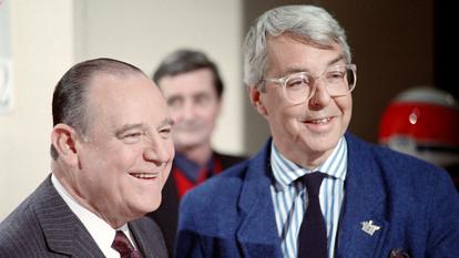 Raymond Barre (à gauche) avec François-Henri de Virieu (à droite) le 7 novembre 1988 à Paris.