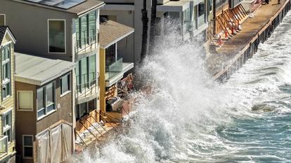 Une vague vient s’écraser contre une digue protégeant des maisons en bord de mer, le long d’une promenade endommagée lors des inondations causées par l’ouragan Marie au début du mois, le 28 septembre 2026 à Long Beach (Californie).