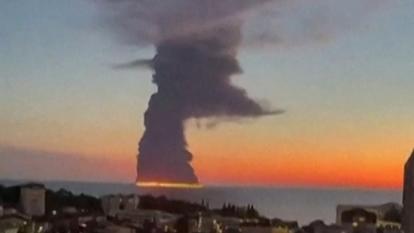 Incendie en cours sur un pétrolier au large de Sotchi, après une attaque de drones ukrainiens.