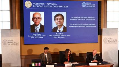 Henri Kagan et Kenso Soai reçoivent le prix Nobel de chimie 2026, à l’Académie royale des sciences de Suède, à Stockholm, mercredi 7 octobre.