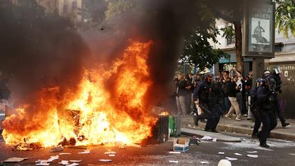 Poubelles et objets incendiés au cours d’une manifestation organisée à Paris par des lycéens le 6 octobre 2026.