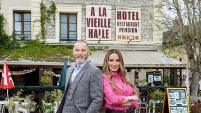 Fred Sirieix et Pauline Petta devant l’hôtel qu’ils vont essayer de sauver.