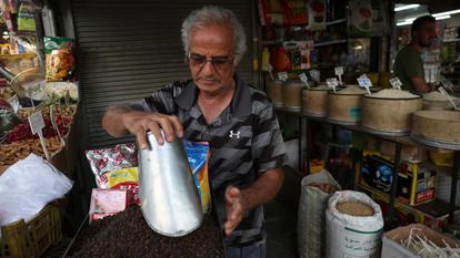 Un commerçant travaille dans son magasin dans un marché de Téhéran, en Iran, le 26 septembre 2026.