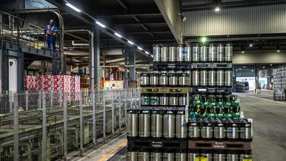 Des fûts de bière attendent d’être chargés sur un camion à la brasserie Ibaraki du groupe Asahi Group Holdings, à Moriya, le 7 septembre 2026.