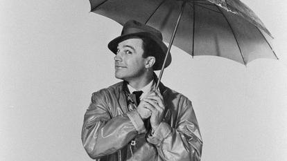 L’acteur, danseur et réalisateur américain Gene Kelly lors du tournage du film Chantons sous la pluie en 1952.