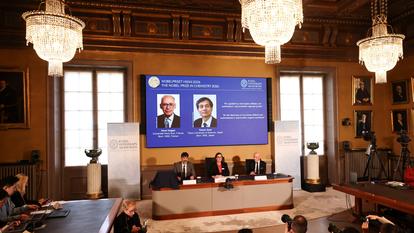 Henri Kagan et Kenso Soai reçoivent le Prix Nobel de Chimie 2026 lors d’une conférence de presse à l’Académie royale des sciences de Suède à Stockholm, Suède, le 7 octobre 2026.