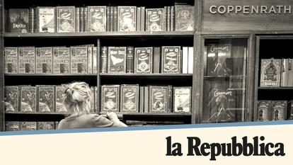 Une femme trie des livres sur un stand de la Foire du livre de Francfort, le 6 octobre 2026.