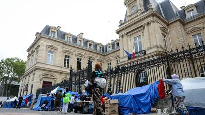 Les tentes d’un campement de fortune installé devant la mairie de Paris Centre, dans le quartier touristique du Marais, le 21 août 2026.