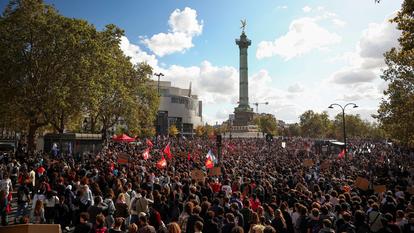 De nombreux lycéens se sont rassemblés place de la Bastille, le 8 octobre 2026.