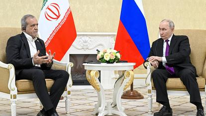 Le président iranien Masoud Pezeshkian et le président russe Vladimir Poutine assistent à une réunion à Turkmenbashi, au Turkménistan, le 8 octobre 2026.