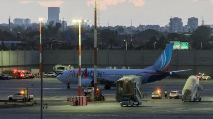 L’avion détourné de Flydubai sur le tarmac, à son arrivée à l’aéroport international Ben Gourion, en Israël, le 30 septembre.