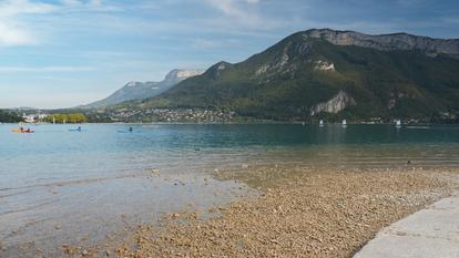 Le lac Annecy affecté par la sécheresse après un été particulièrement sec, fin septembre 2026.