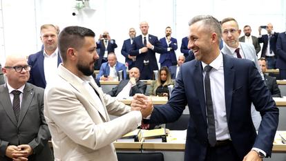 Le leader de l’AfD en Saxe-Anhalt Ulrich Siegmund (à droite) félicite Tobias Rausch pour son élection à la présidence du Parlement régional, mardi 6 octobre à Magdebourg.