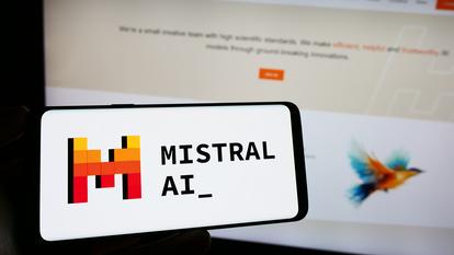 Le PDG de Mistral, Arthur Mensch, a réagi sur X, balayant l’argumentaire anti-nucléaire d’Ecosia.