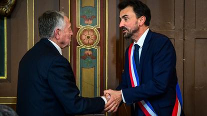 Après des mois de sondages favorables à l’ancien président de l’Olympique lyonnais à la tête d’une coalition de centre droit, le maire écologiste sortant avait finalement été réélu avec 2 700 voix d’avance (50,67 %).