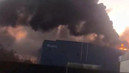 De la fumée s’échappe du centre de Sasovo de Yandex, après une frappe de drone à Sasovo, en Russie, le 8 octobre 2026.