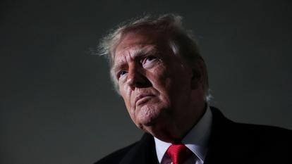 Donald Trump s’adresse aux médias après être descendu de l’Air Force One, à la base conjointe Andrews, Maryland, États-Unis, le 10 octobre 2026.