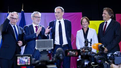 Raphaël Glucksmann (au centre), entouré par Emmanuel Maurel, Olivier Faure, Ségolène Royal et Jérôme Guedj (de gauche à droite), lors de la soirée des résultats du premier tour de la primaire socialiste, à Paris, le 11 octobre 2026.